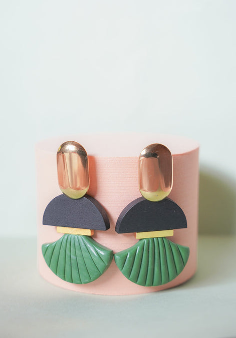 Contrast in Scallop and Black