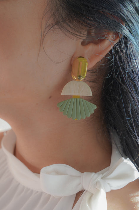 Contrast in Scallop Matcha and Cream