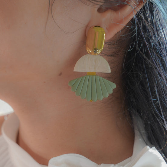 Contrast in Scallop Matcha and Cream
