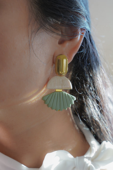 Contrast in Scallop Matcha and Cream
