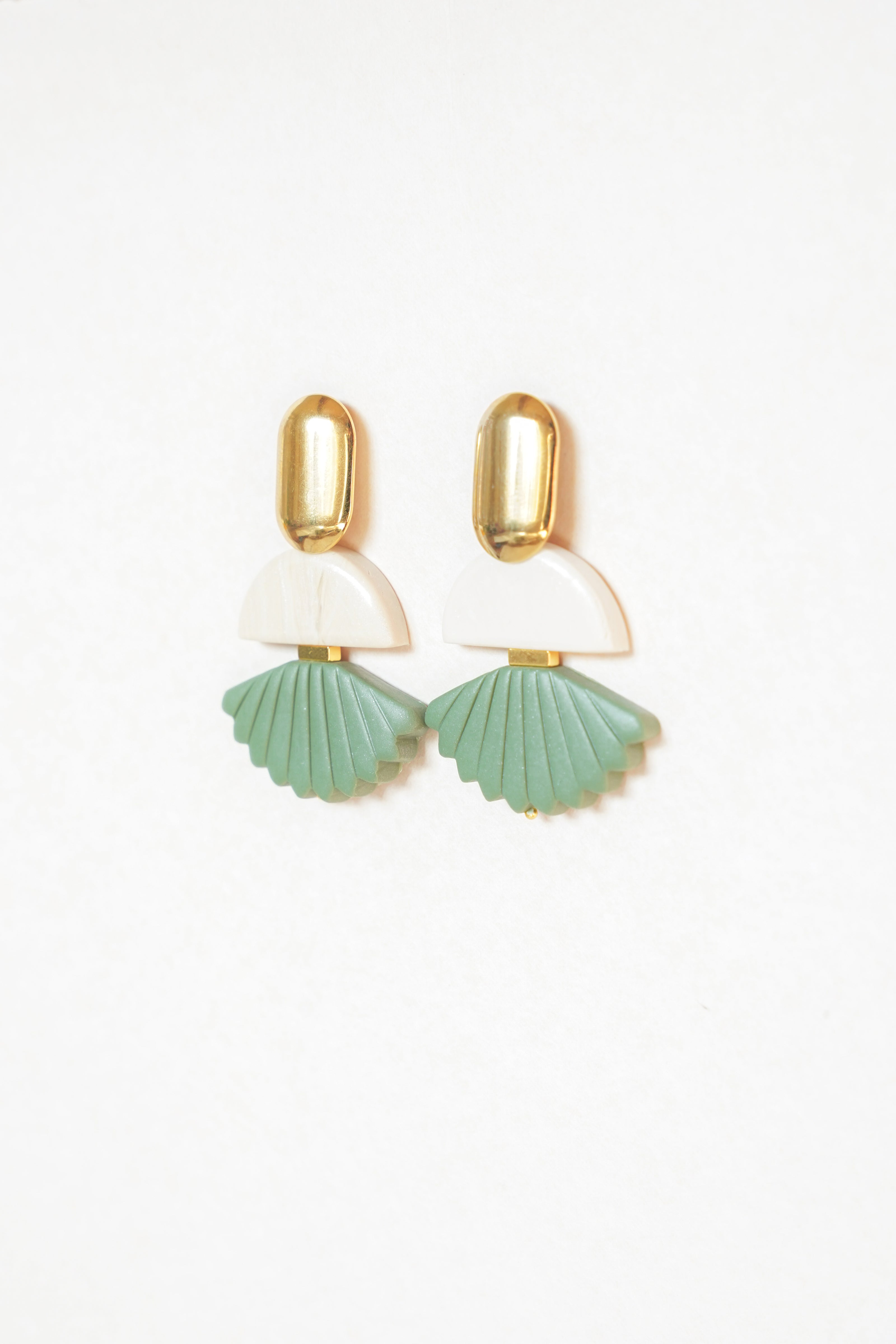 Contrast in Scallop Matcha and Cream