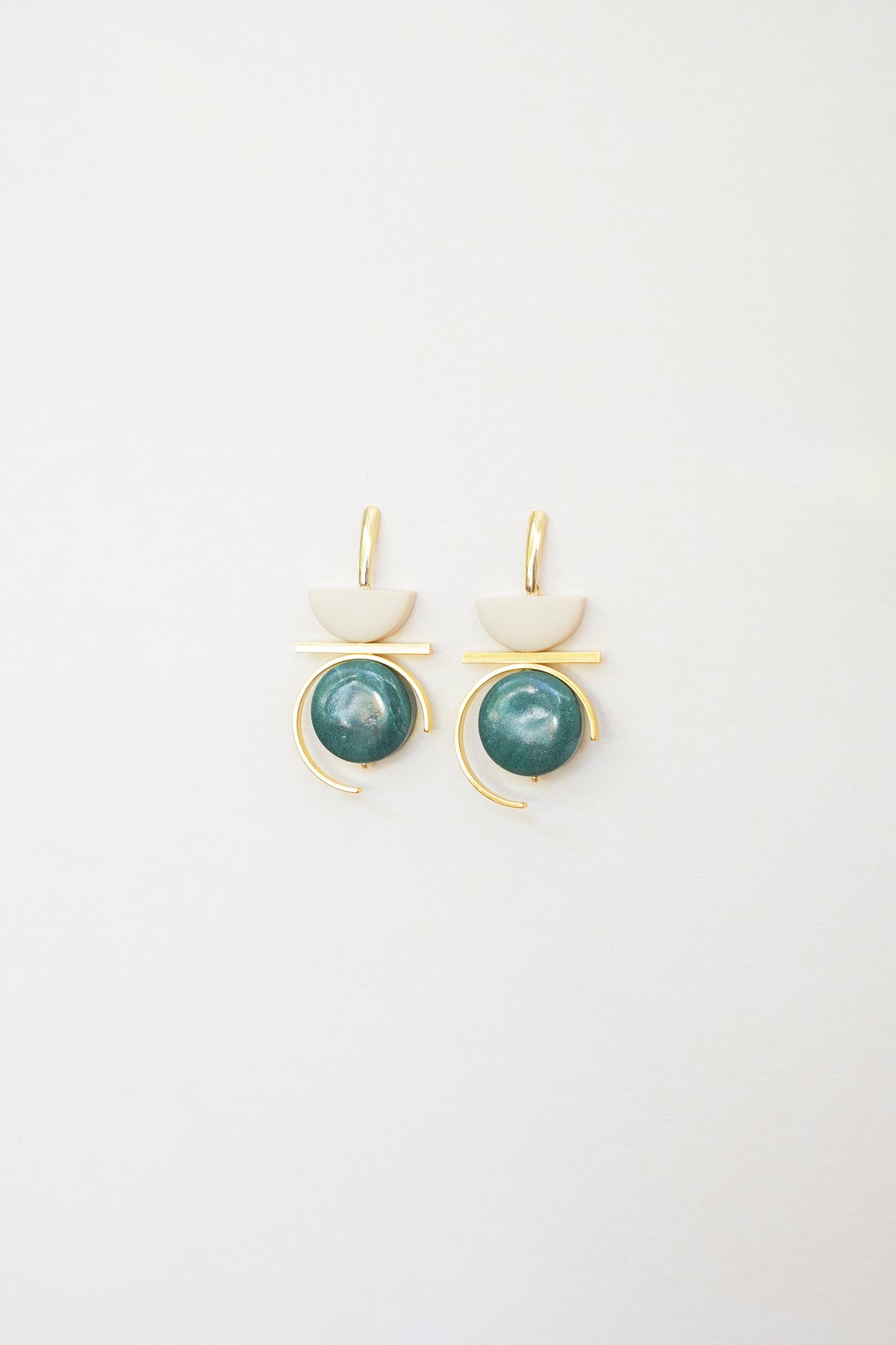 contrast in dark Emerald and Cream