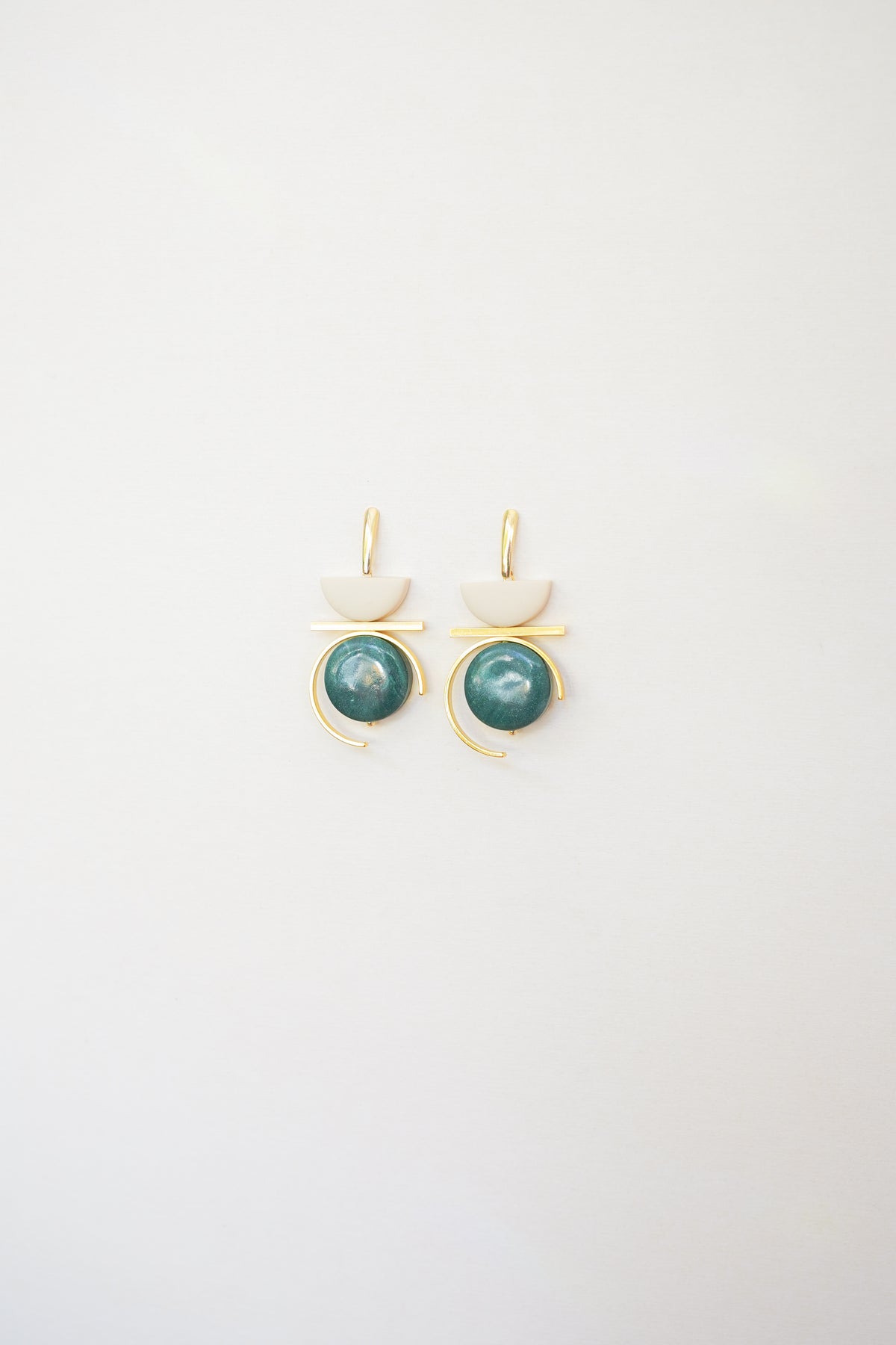 contrast in dark Emerald and Cream