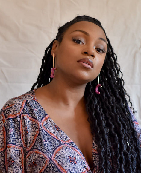 Baumelnde gedrehte Ohrringe