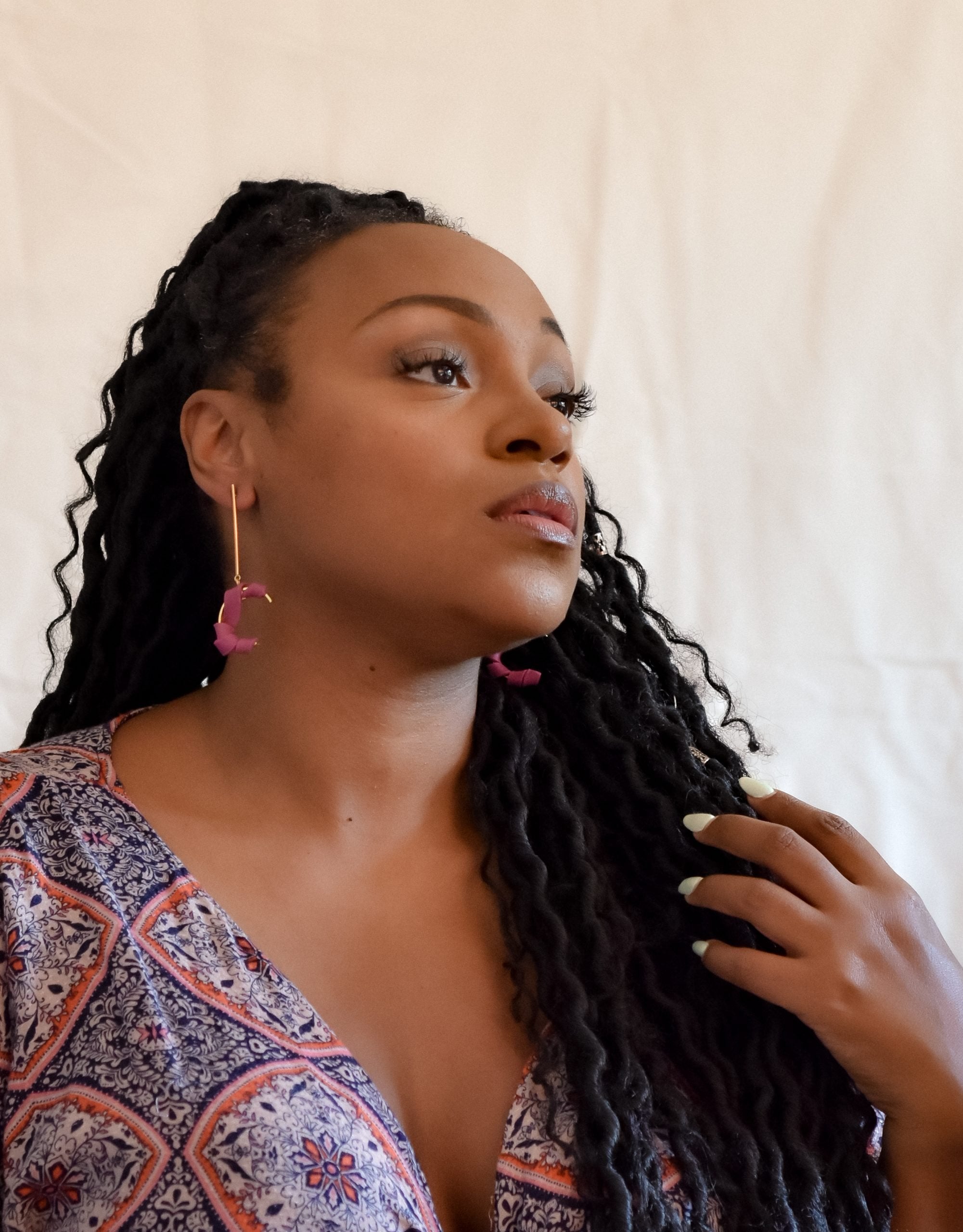 Baumelnde gedrehte Ohrringe