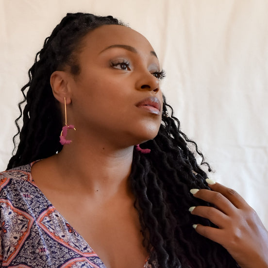 Baumelnde gedrehte Ohrringe