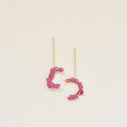 Baumelnde gedrehte Ohrringe