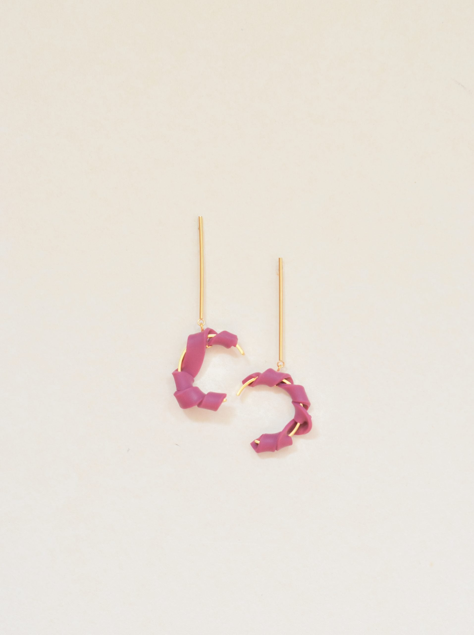 Baumelnde gedrehte Ohrringe