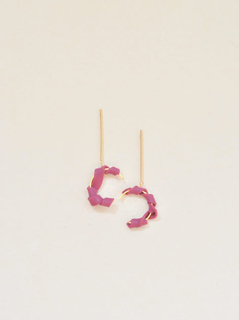 Baumelnde gedrehte Ohrringe