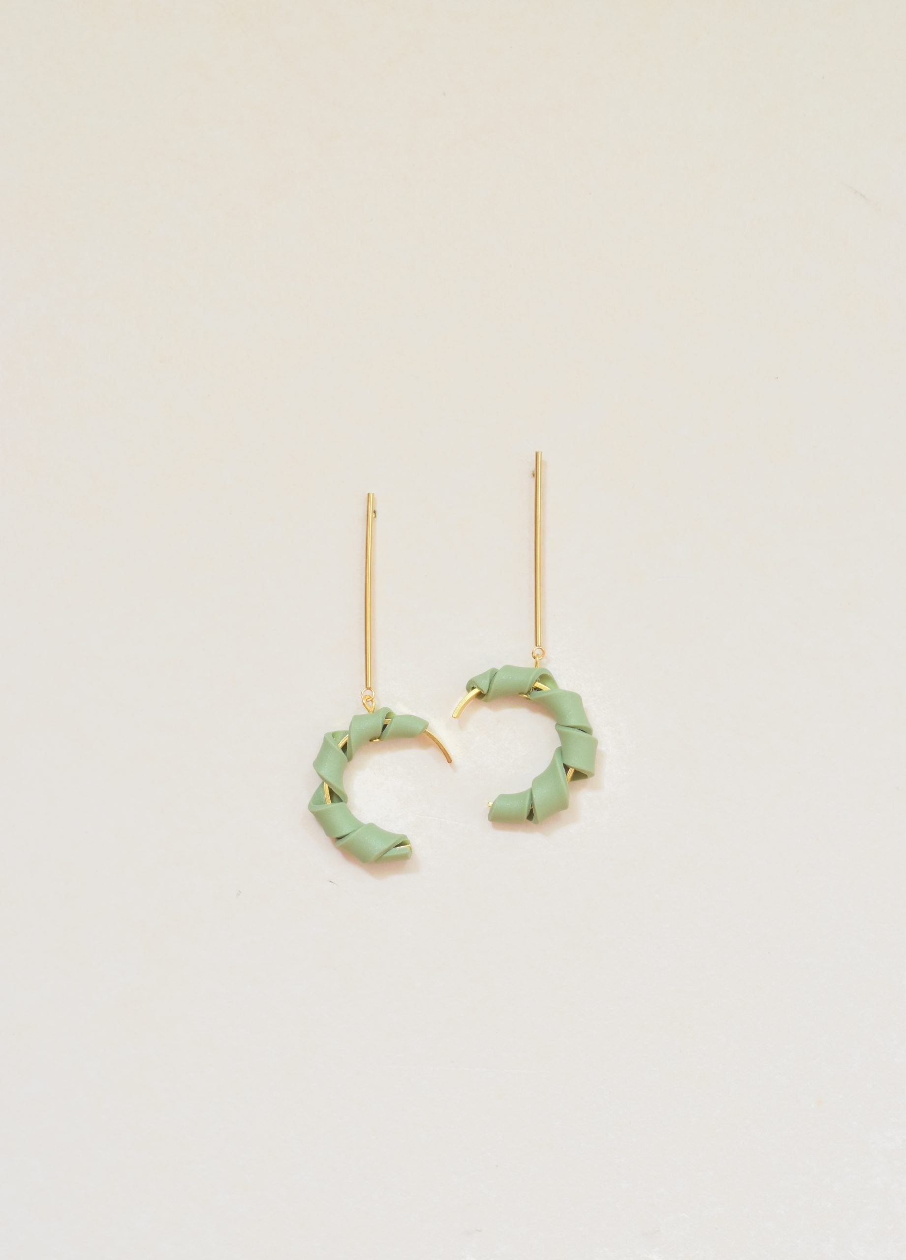 Baumelnde gedrehte Ohrringe