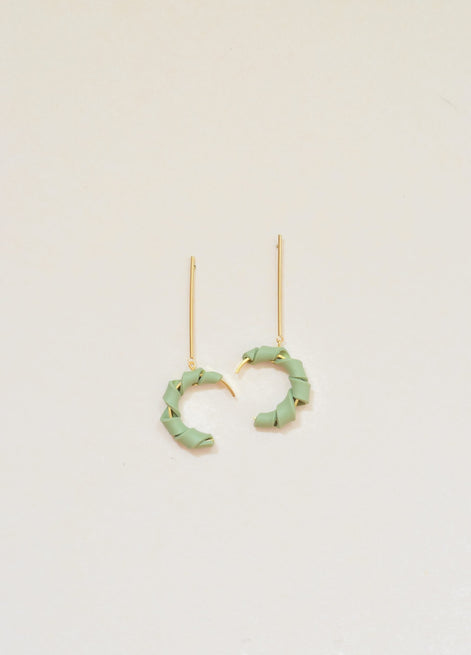 Baumelnde gedrehte Ohrringe