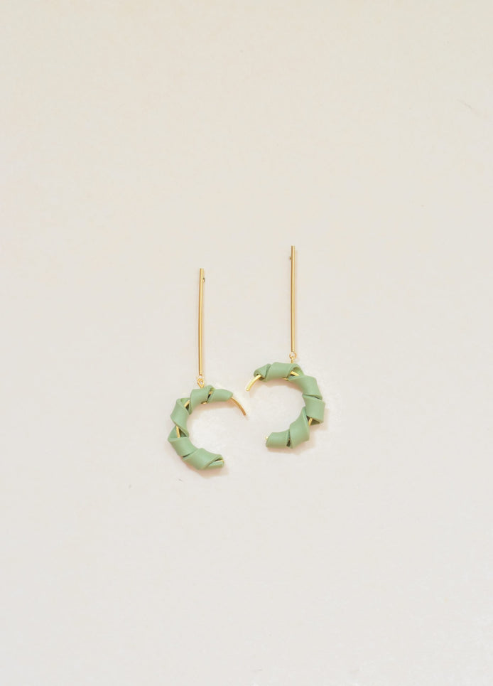 Baumelnde gedrehte Ohrringe