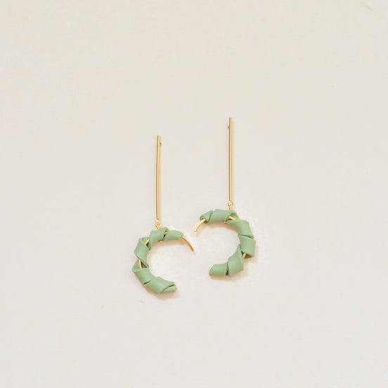 Baumelnde gedrehte Ohrringe