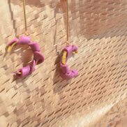 Baumelnde gedrehte Ohrringe