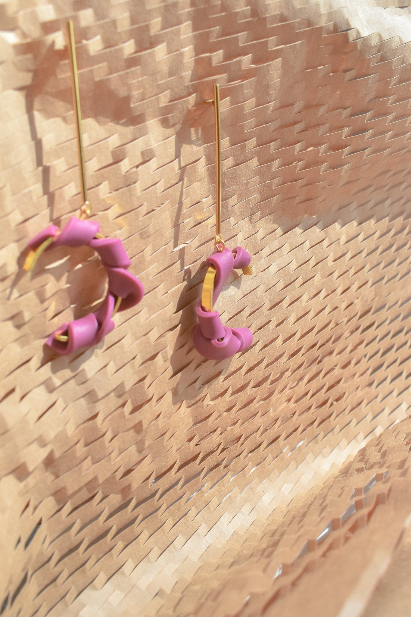 Baumelnde gedrehte Ohrringe