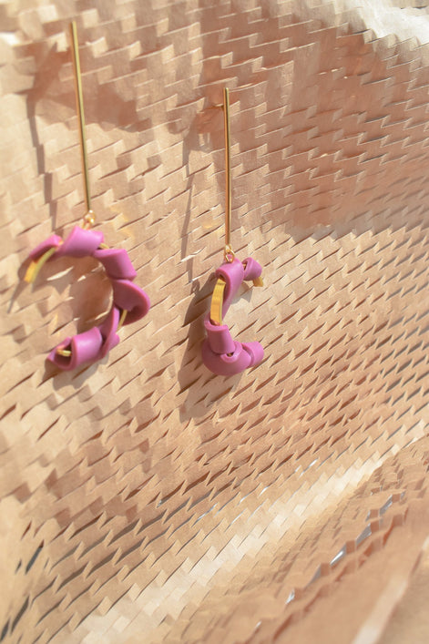 Baumelnde gedrehte Ohrringe