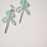 Baumelnde, skurrile Ohrringe