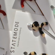 Baumelnde, skurrile Ohrringe